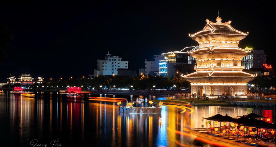 Phố cổ Hoa Lư - rực rỡ ánh đèn