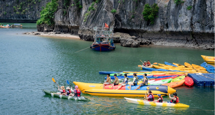 Chèo thuyền kayak giữa kỳ quan hùng vĩ