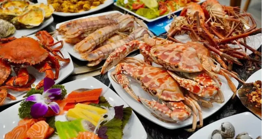 Ăn ngập hải sản tại nhà hàng địa phương